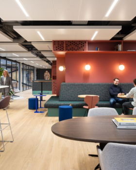 世邦魏理仕办公室

注：CBRE 是全球知名的房地产服务和投资管理公司世邦魏理仕（CBRE Group, Inc.）的英文缩写 丨荷兰兹沃勒丨CBRE Design Collective