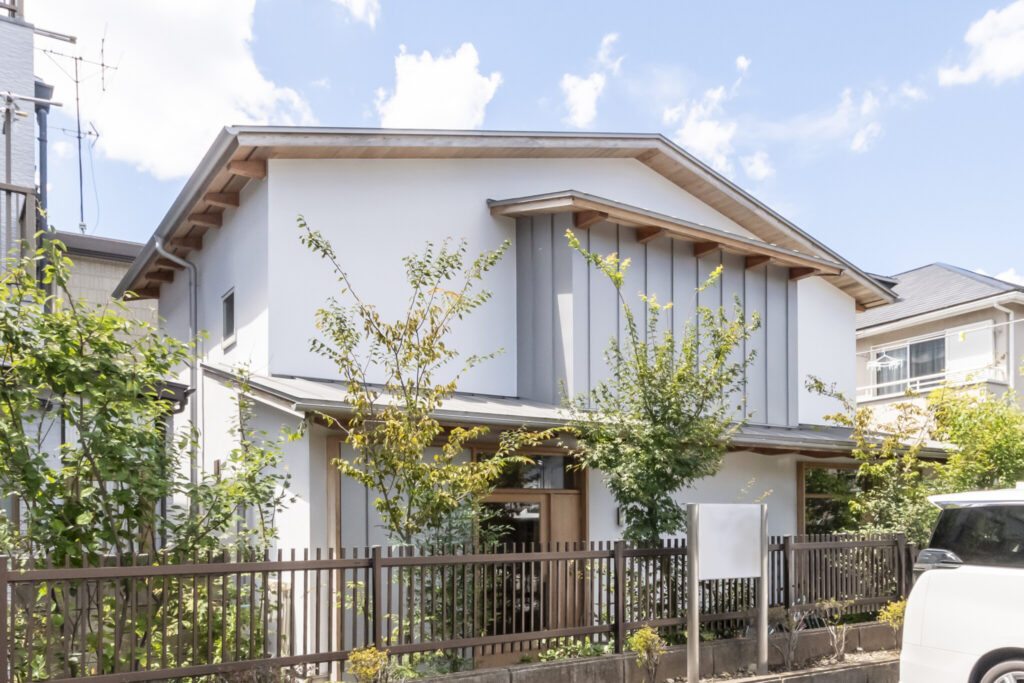 旗竿地に立つ店舗併用住宅 半地下につくったのは“景色”を見渡せ、落ち着く大空間 | Architecture | 100%LiFE-15