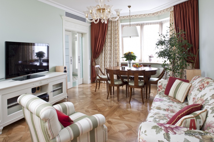 三室传统带彩绘玻璃与向日葵元素公寓丨Яровикова Анна,Мясникова Юлия-12