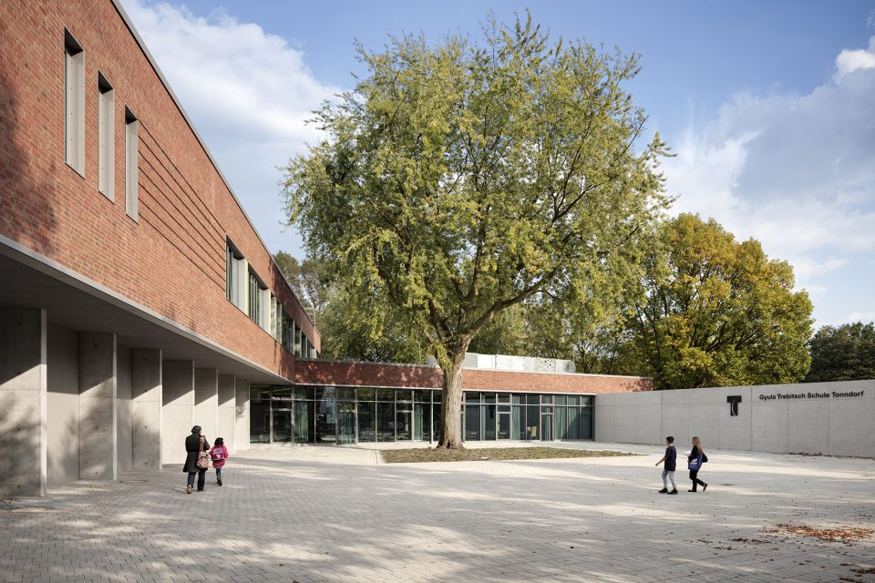 久洛·特里比希大学，学校扩建-30