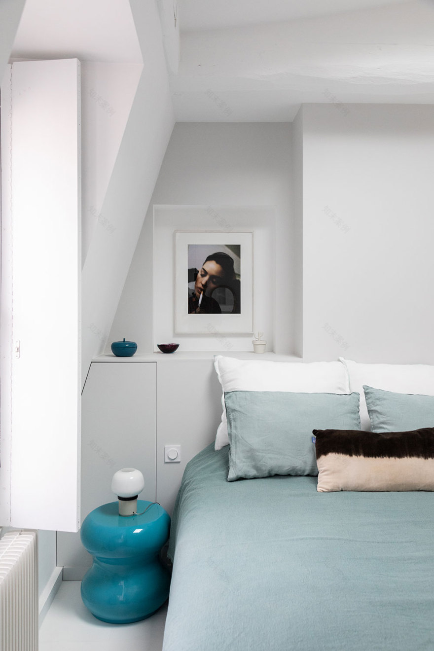 巴黎白色公寓 | 明亮装饰与绿色厨房的巧妙融合-11