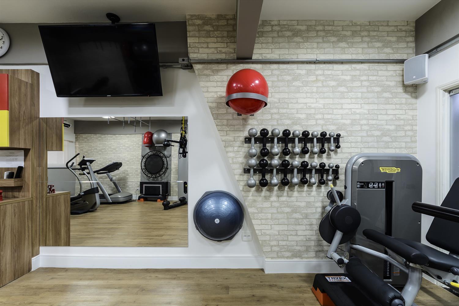 巴西 SP 工作室 · 工业风格与实用结合的 Pilates 教室设计-7