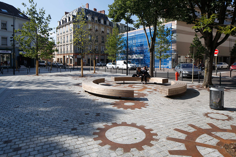 法国城市翻新之作 · 金属齿轮嵌入广场,激活历史古城-16
