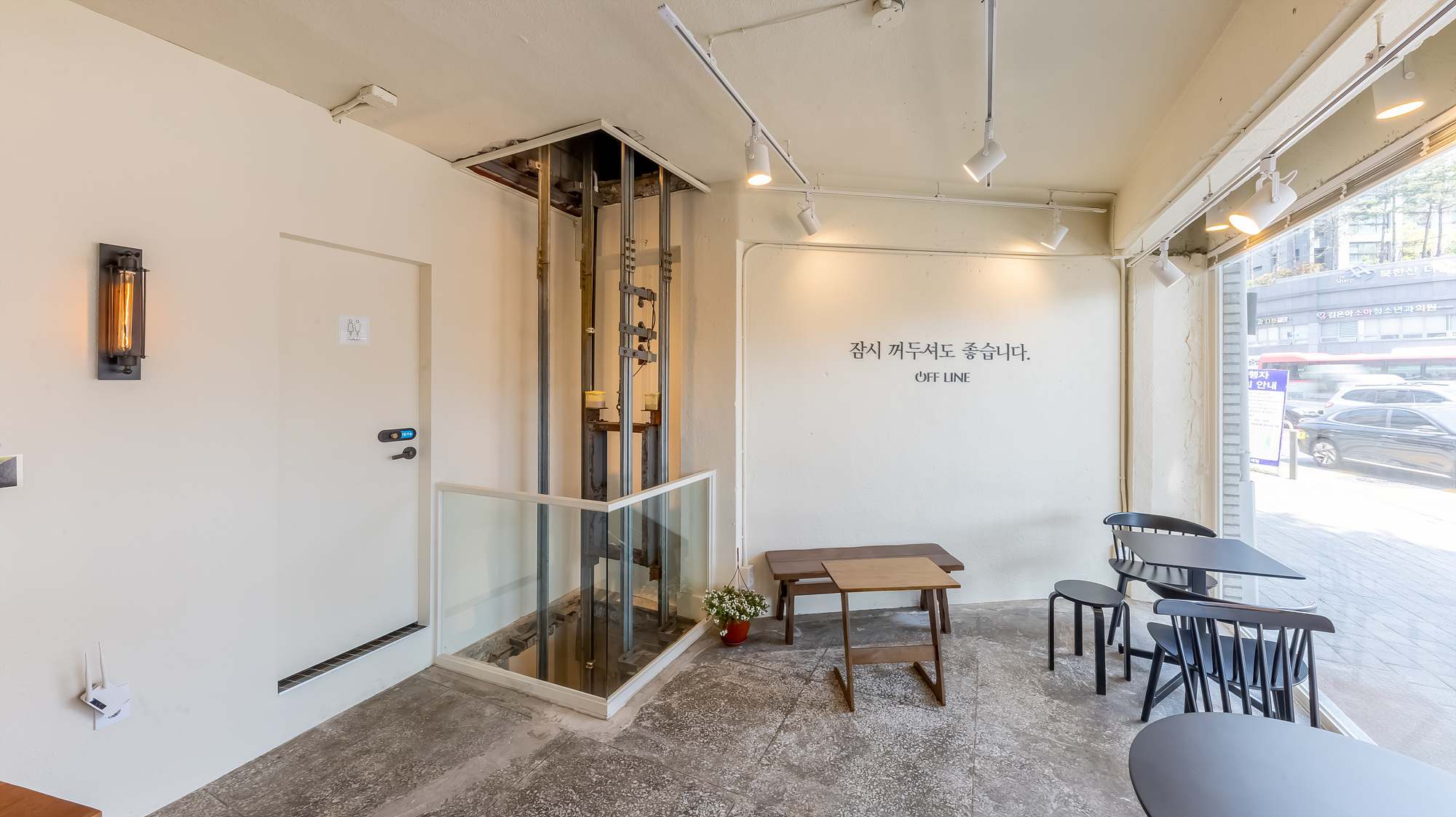 40 平米极简咖啡厅 | 白色与木质的完美融合-11