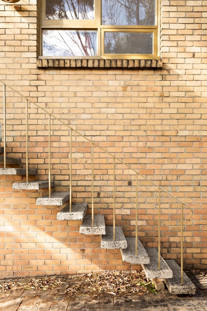 现代主义之家 | 双层仓库变多彩庆典空间-14