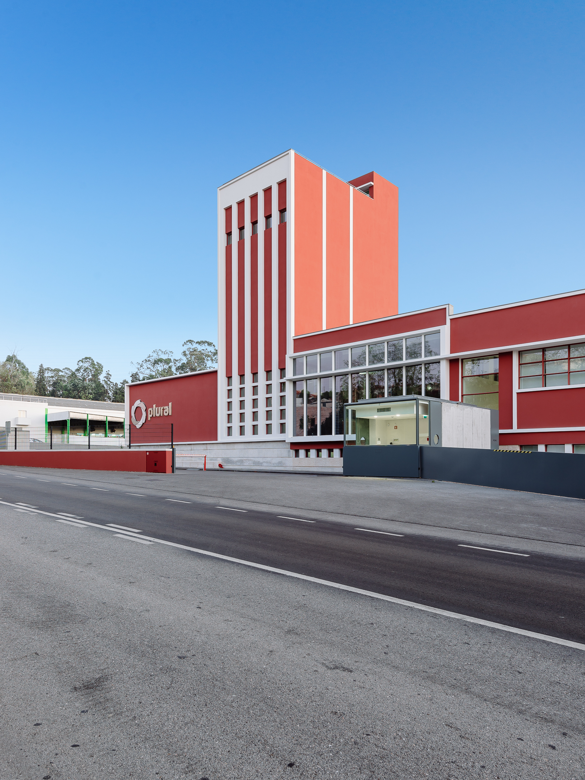 葡萄牙 Plural 药店总部物流中心,古今交融的办公建筑-16