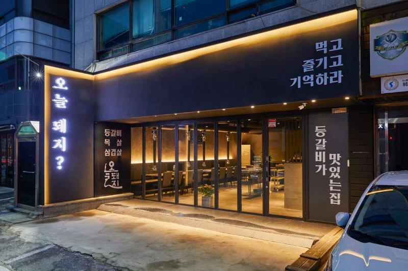 25 平米极简黑宅，照明点亮空间之美-13