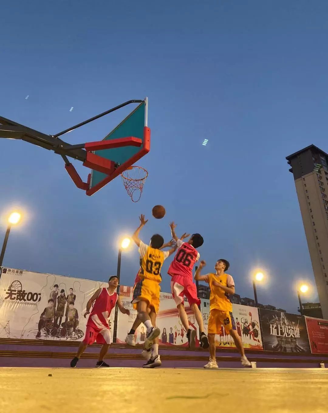 街头篮球赛激情对决,室内设计展现运动魅力-115