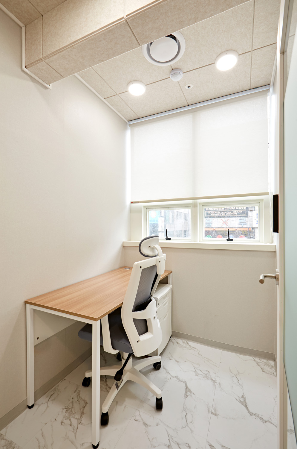 白色与木色，打造 120 平米共享办公室的极简魅力-15