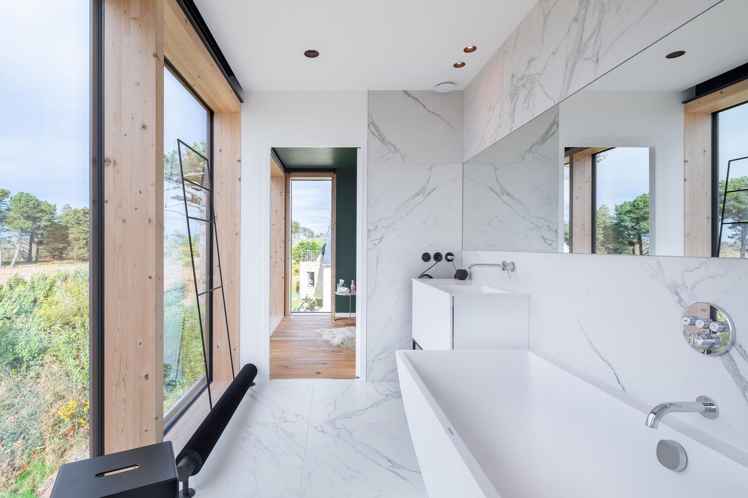 悬浮海景别墅,简约优雅的法式海景之家-32