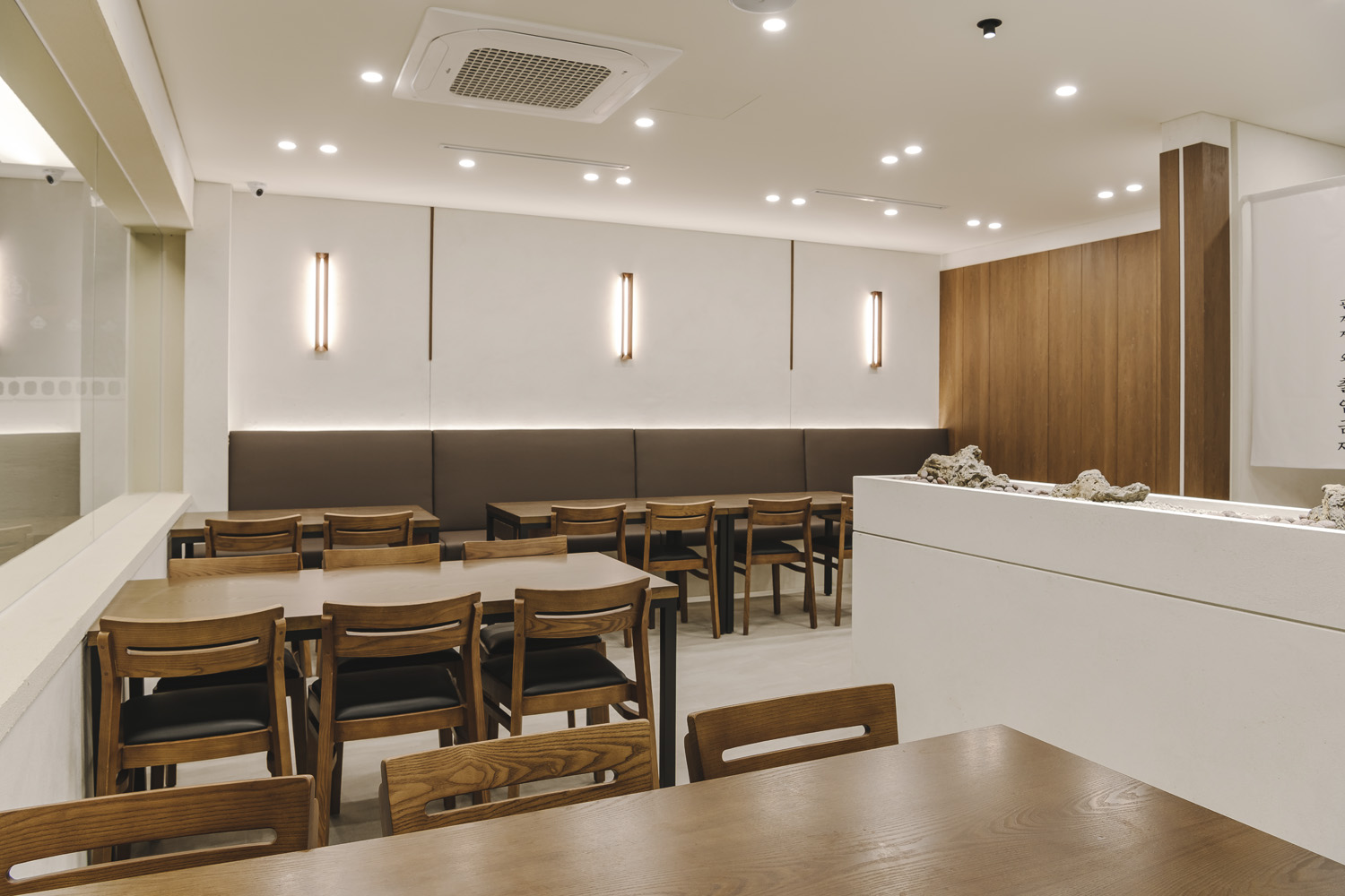 白色与木色，150 平米极简主义韩式餐厅设计-5