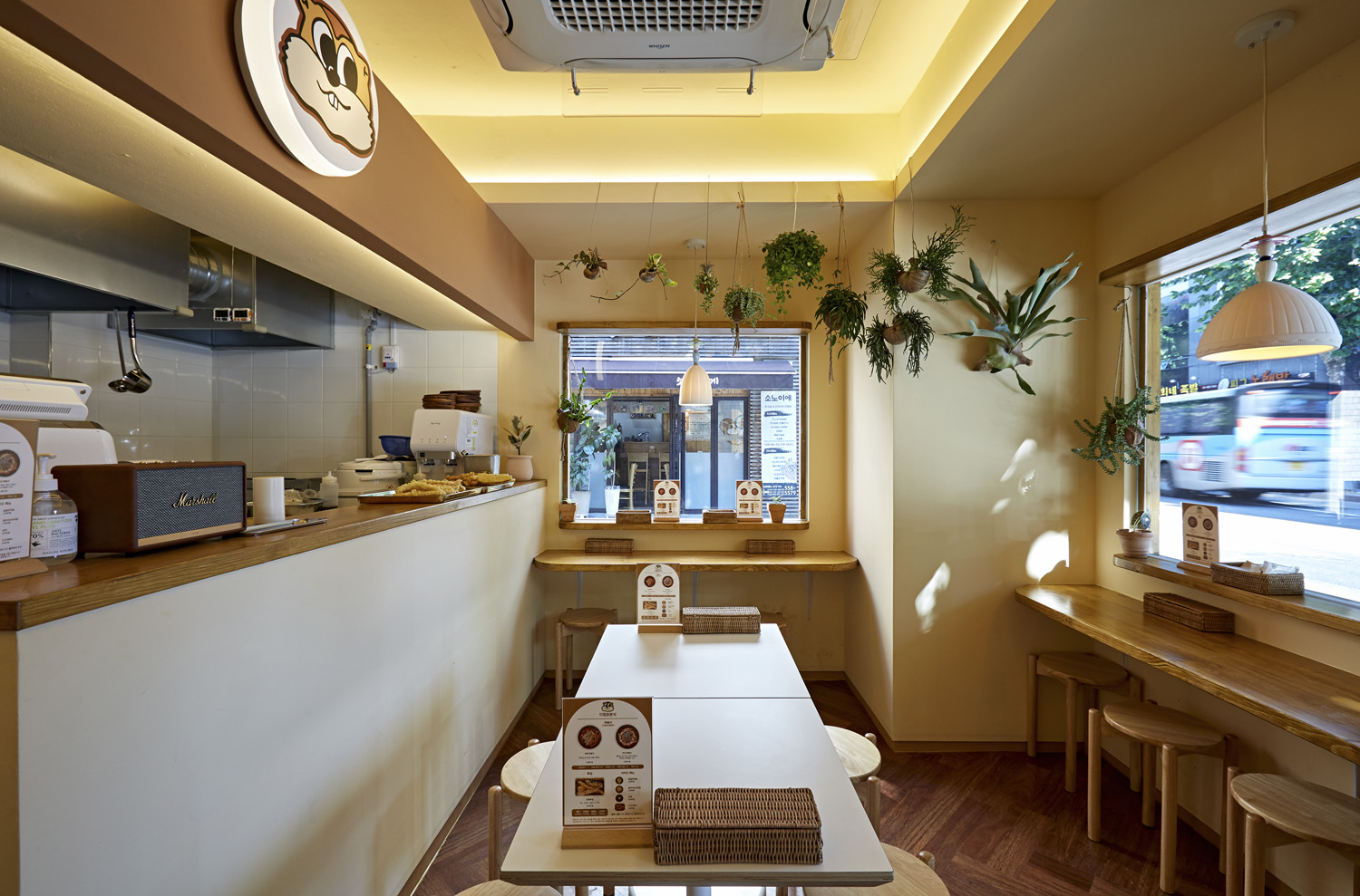 萌趣概念的白色&木质餐厅设计-3