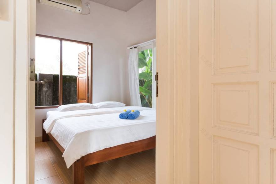 实用巴厘风格小屋与简易热带花园设计-13