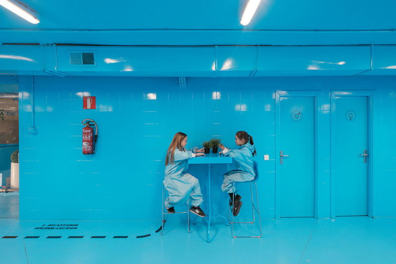 深邃湛藍的療癒系設計 ─ 西班牙馬德里的Burbucar洗車場-1