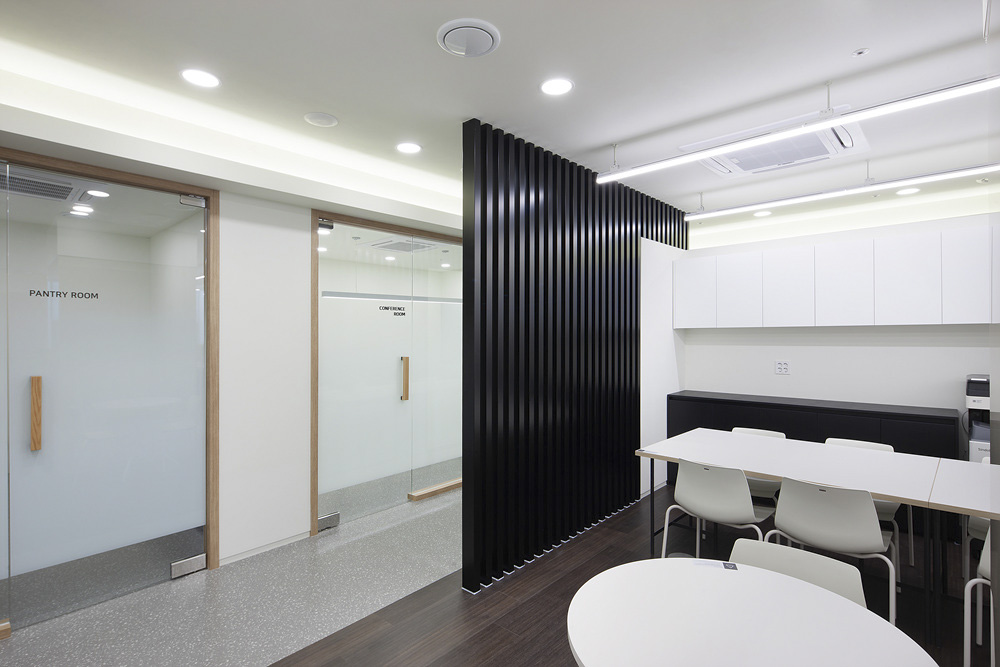 白色调打造 75 平米时尚办公空间-18