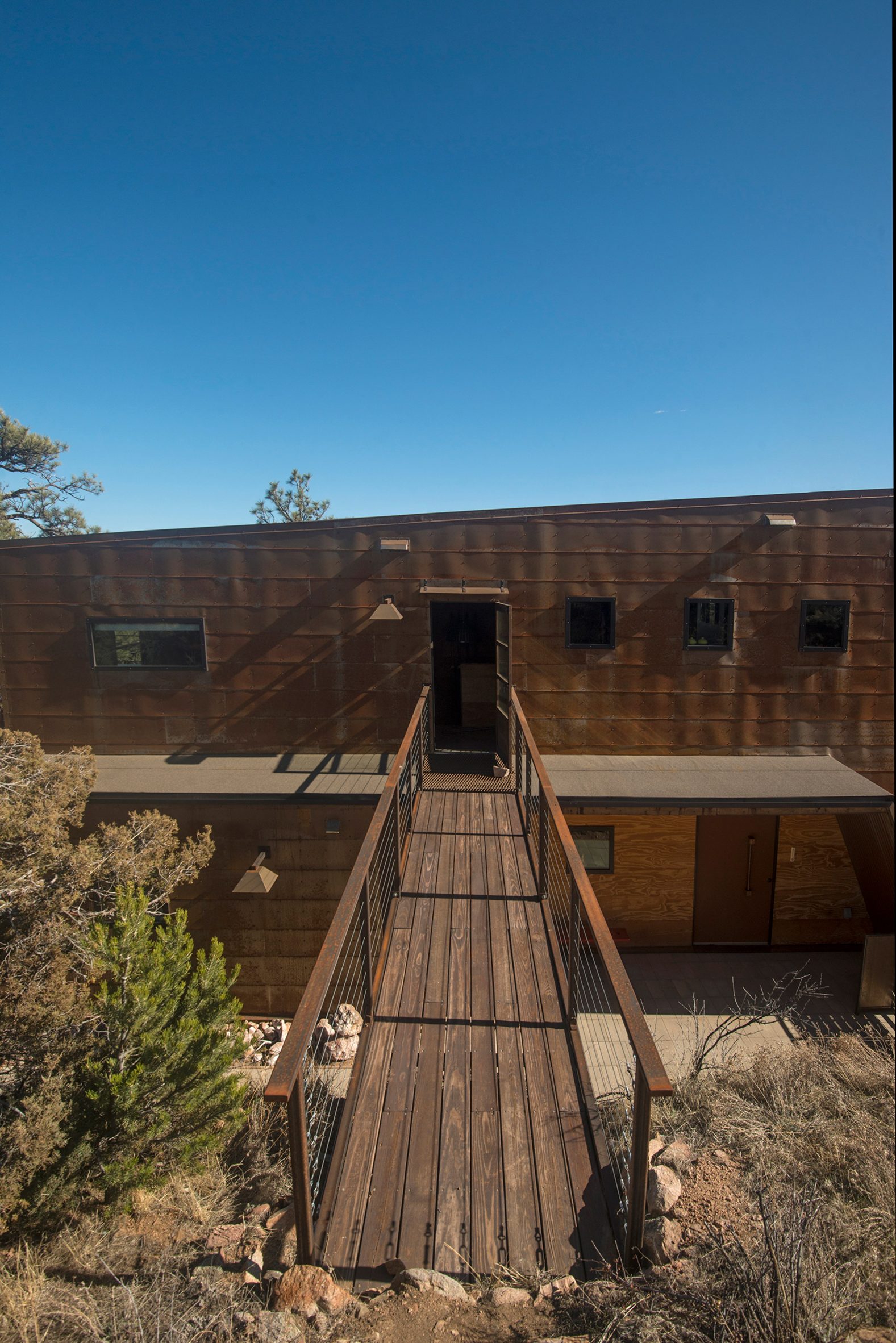 MAAD Peak House | 耐候钢打造的环保现代住宅-16