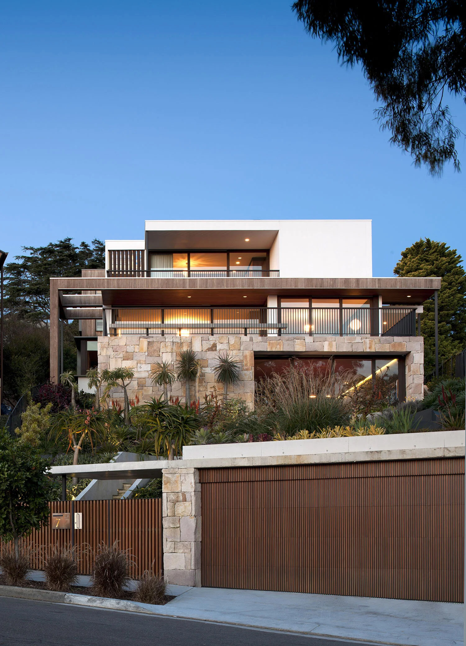 转手房；倒卖房（注：flipped house常见指低价买入后装修再高价卖出的房子，转手房倒卖房是比较贴合意思的常见表达，可根据实际语境选择更合适的）

若强调严格对应一个精准表述，转手房相对更通用简洁 ，以下为单一翻译：
转手房丨MCK Architects-28