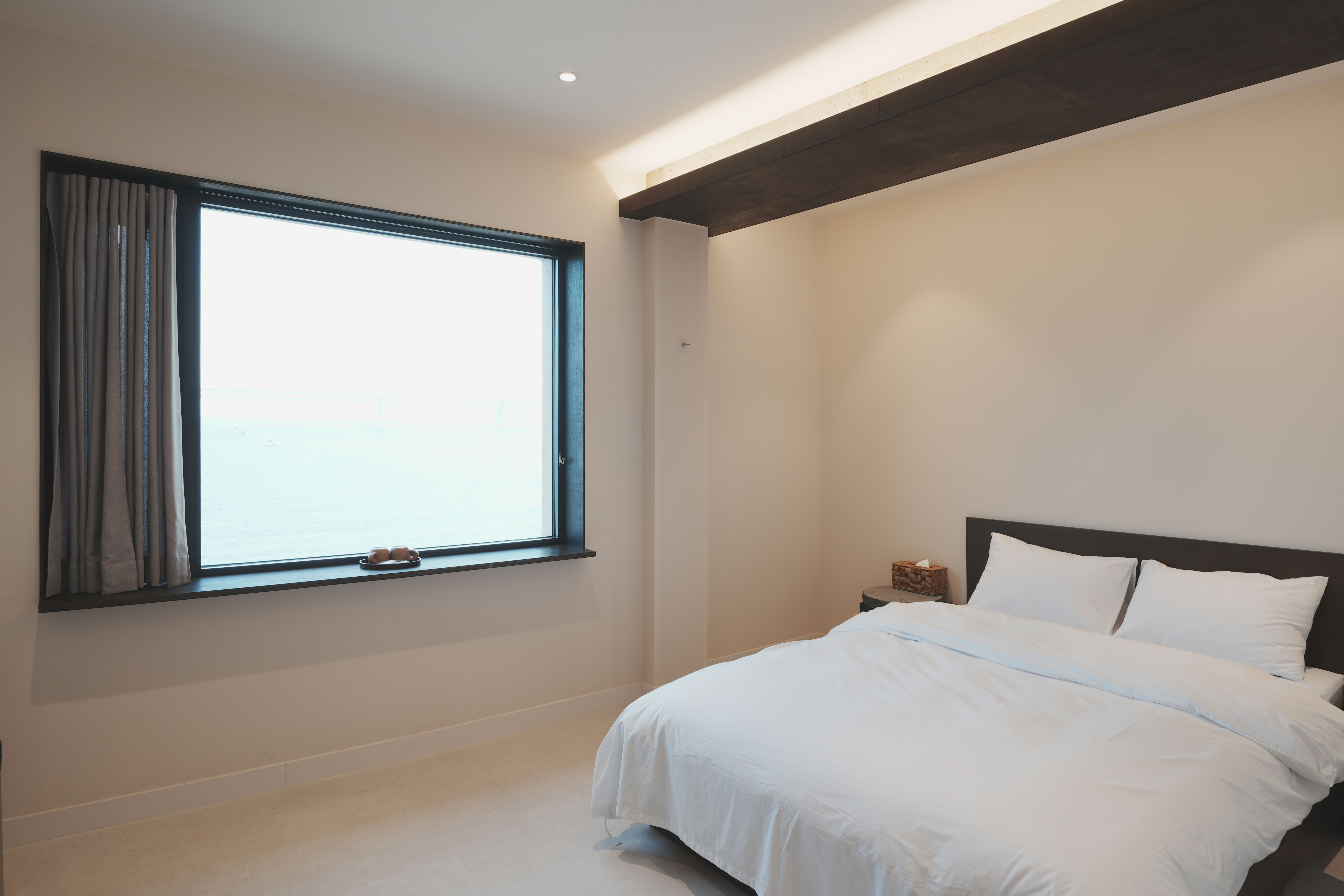 白色与木质的极简酒店设计-3