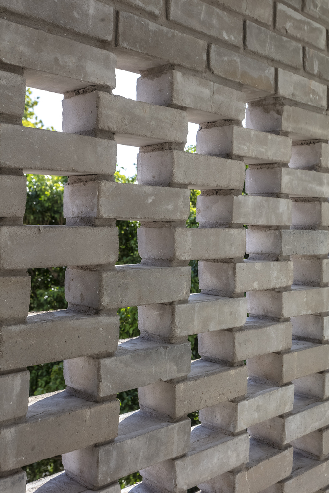 LL 2474 建筑 · Arqtipo 打造的灰色砖墙生态家园-36