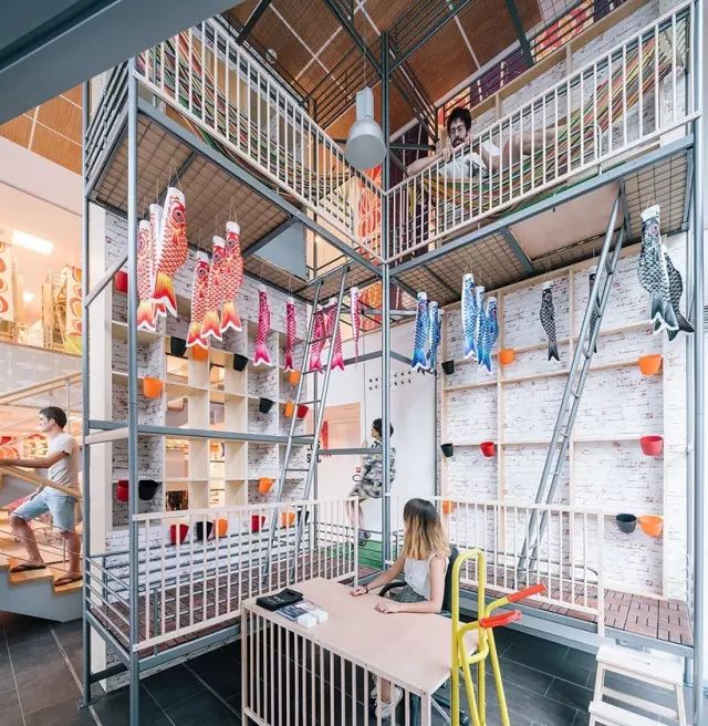 她用宜家的便宜家具、脚手架、木地板、晾衣架…设计出的最有创意的联合办公-48