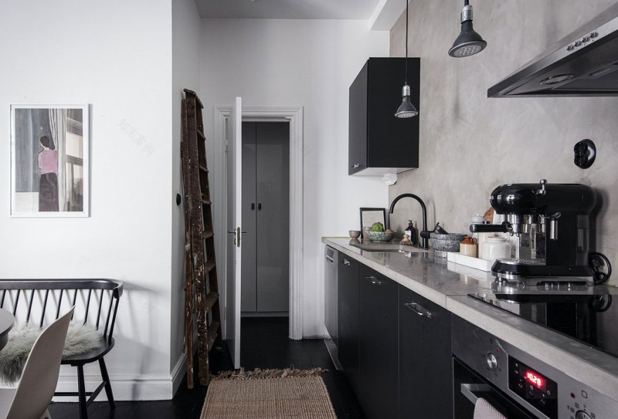 瑞典 42 平米奇趣公寓 | 彩绘玻璃门与黑色木地板的创意设计-18