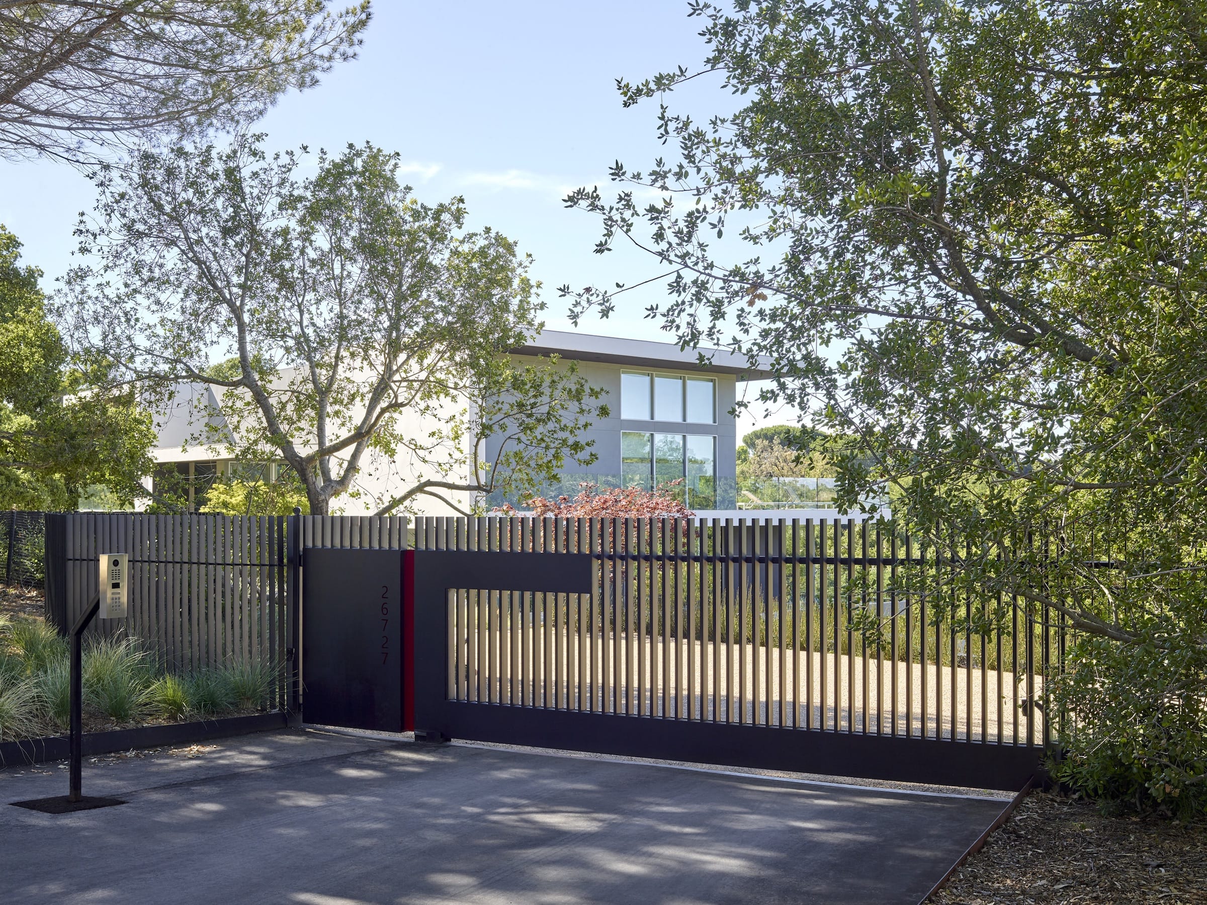 加州洛斯阿尔托斯山现代住宅，钢木交织的多功能户外空间-8