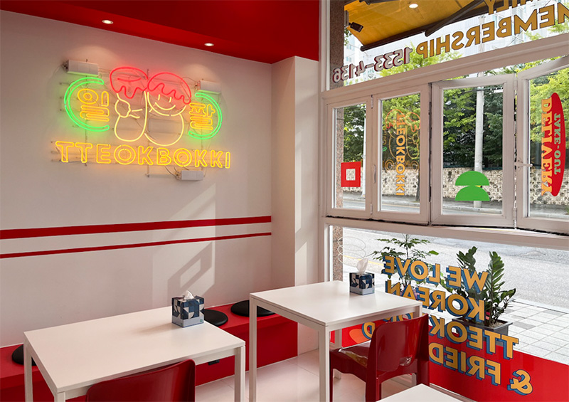 首尔韩式炒年糕餐厅 | 白色与红色的时尚碰撞-7