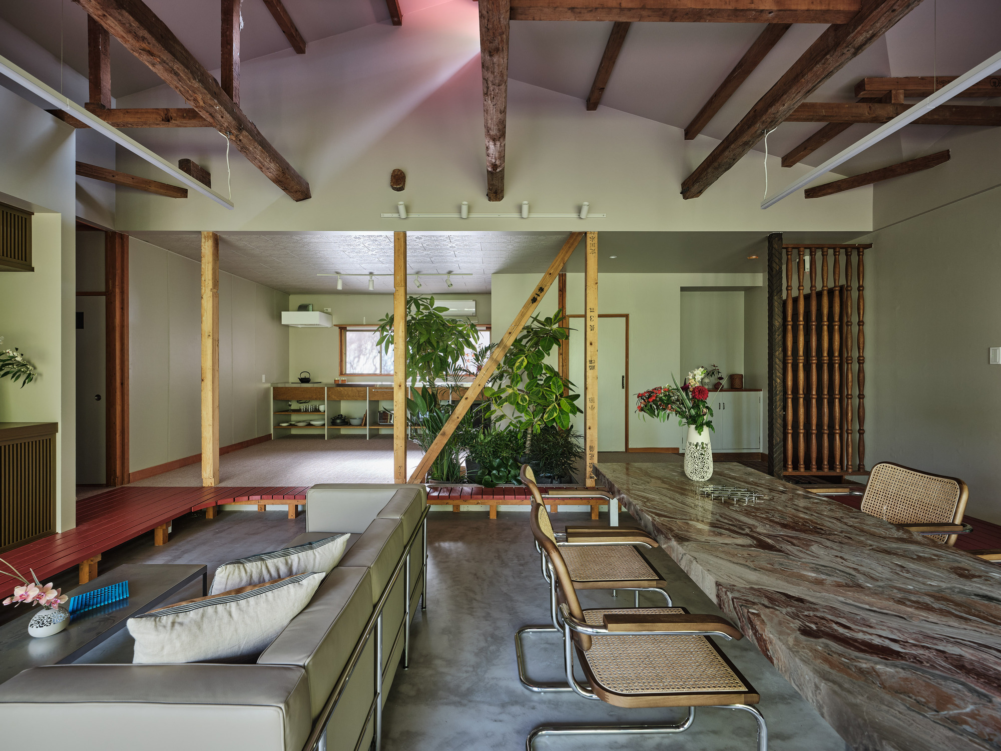 二之平的缘侧（注：缘侧是日本传统建筑中房屋与庭院之间有屋檐的走廊空间） 丨日本神奈川丨HAMS and,Studio-15