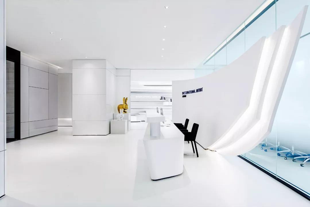 极简白，如何打造前卫艺术的国际办公-3