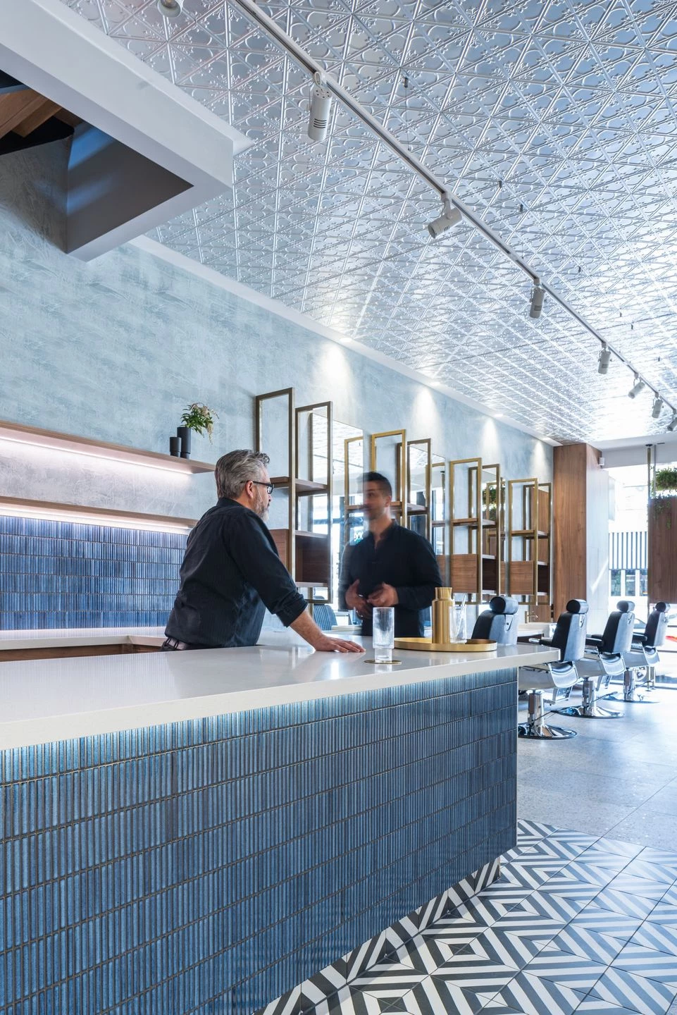 轮廓分明发型沙龙-35