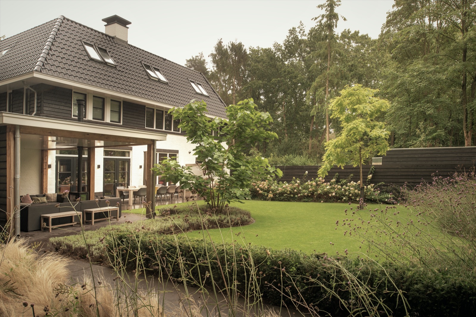 Wellnesstuin met zwembad tussen het groen in Zeist - HOOG.design - Exclusive living inspiration-3