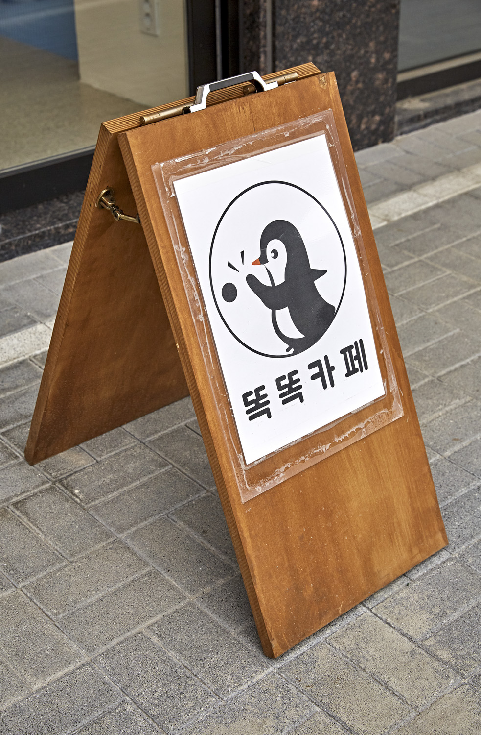 简约时尚的 14 平米咖啡厅设计-13