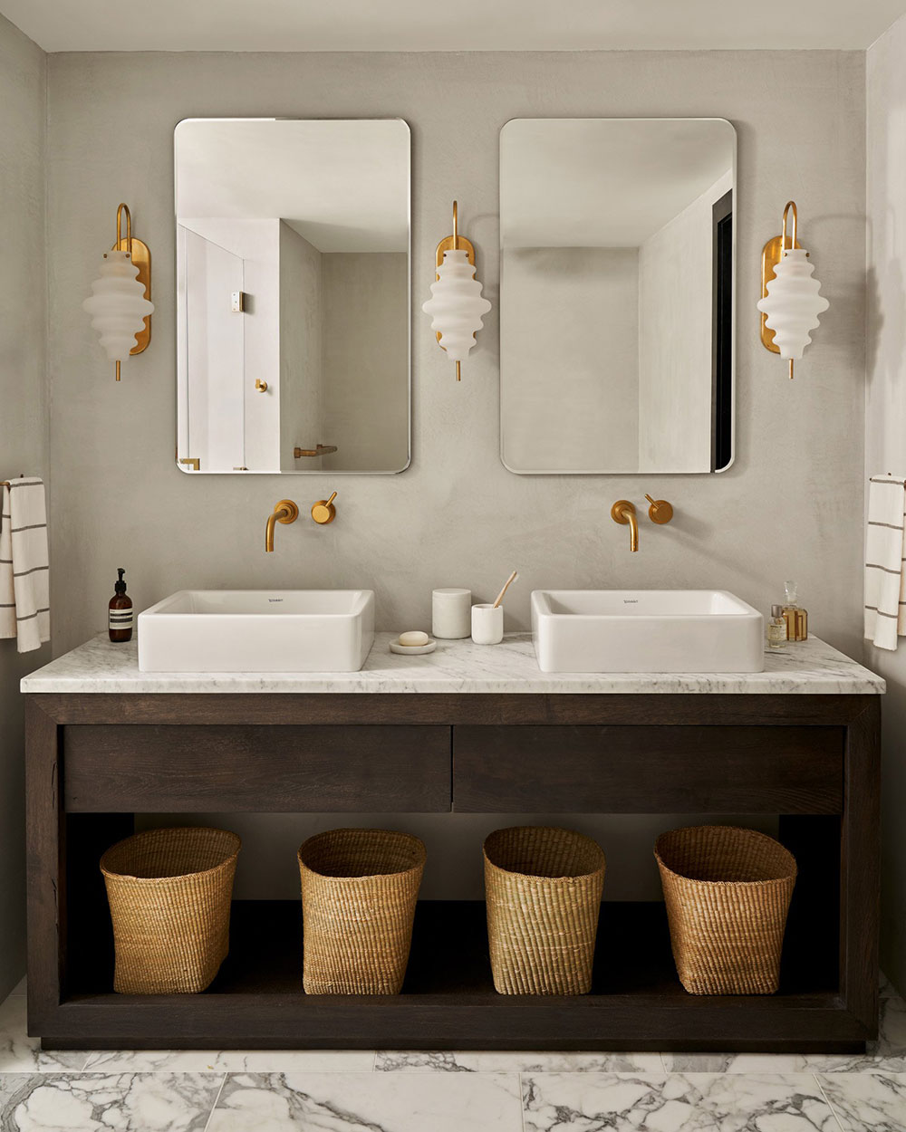 带有黑色细节和精致装饰的温馨现代纽约公寓-14