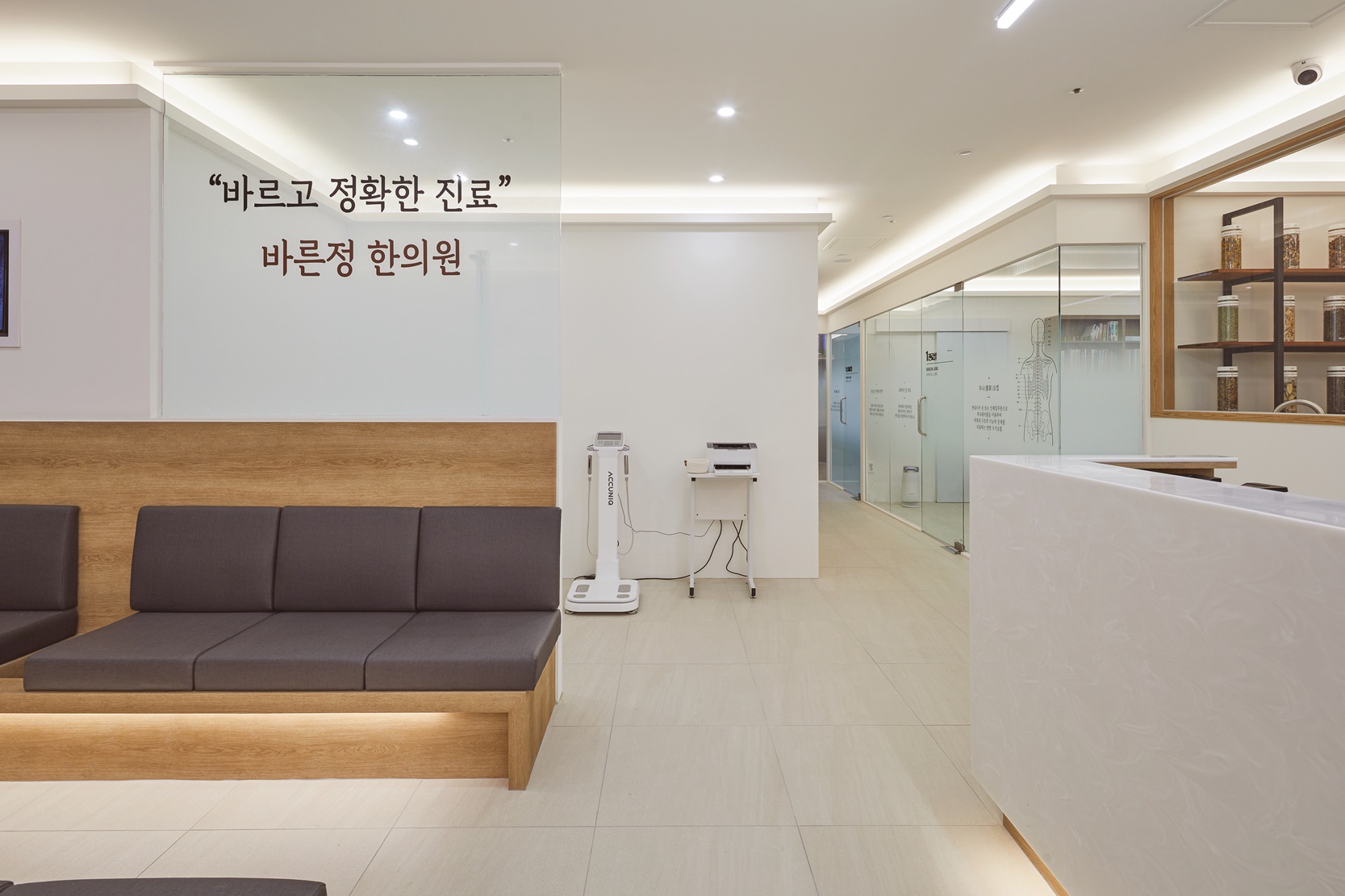 白色木纹，打造 52 平极简韩医馆-7