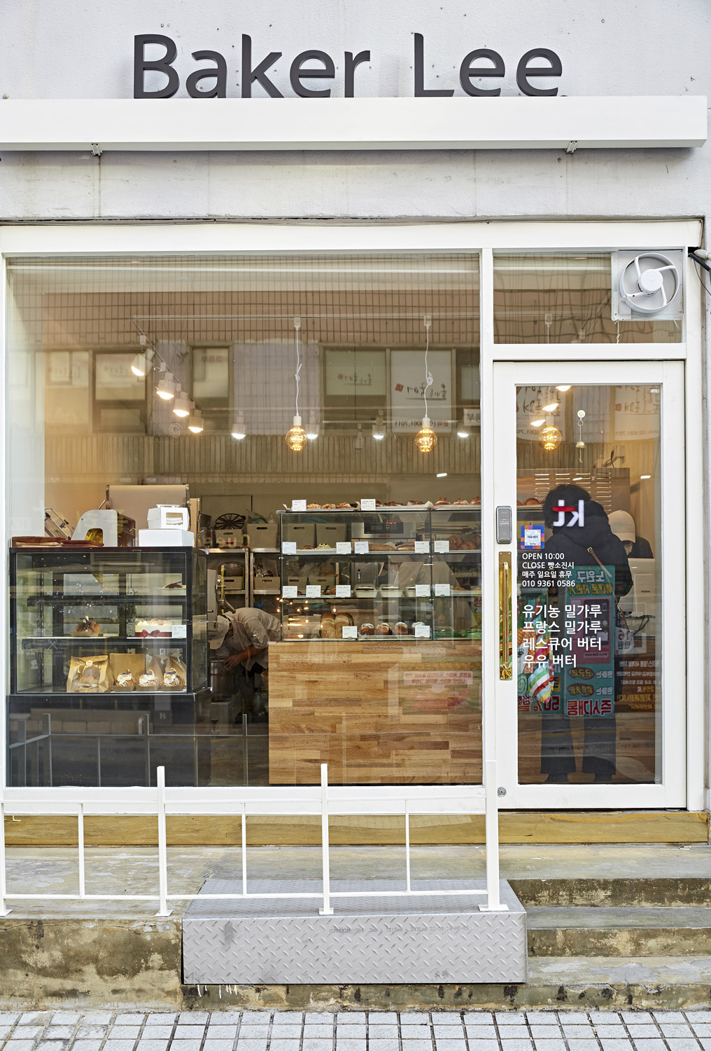 8 坪小空间，极简白色调的烘焙店设计-8