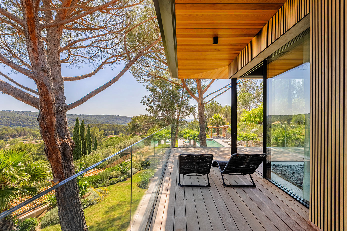 Maison SE: Hillside House Immersed in Light and Provence Views-8