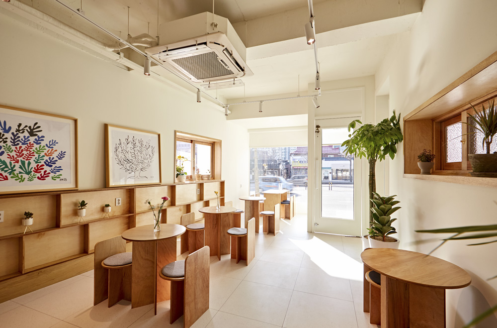 白色与木质，打造 16 平米温馨咖啡馆-8