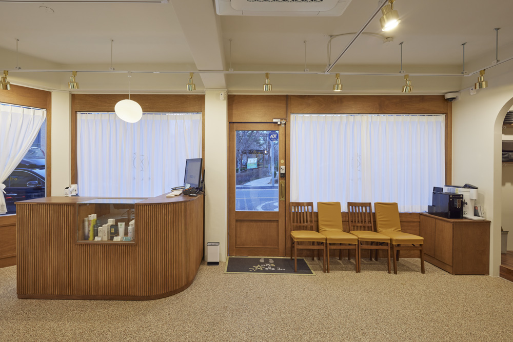 白色与木质的极简美容空间设计-4