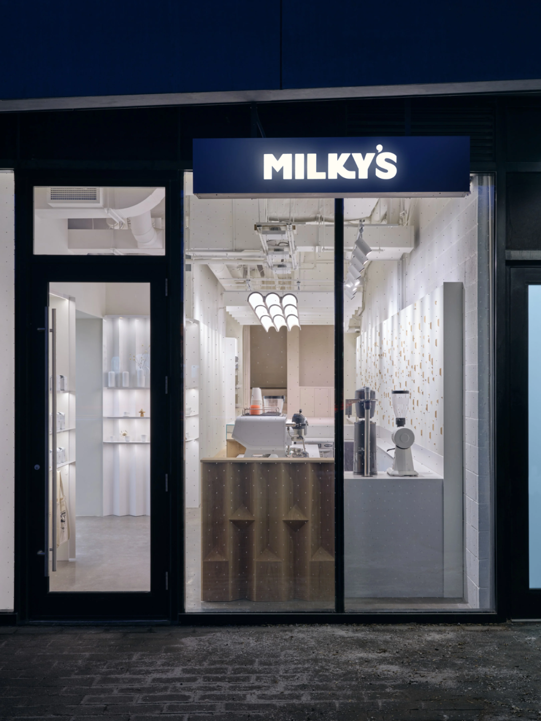 Milky’s 咖啡馆新店，融入钻石形元素丨加拿大丨Simone Ferkul-0