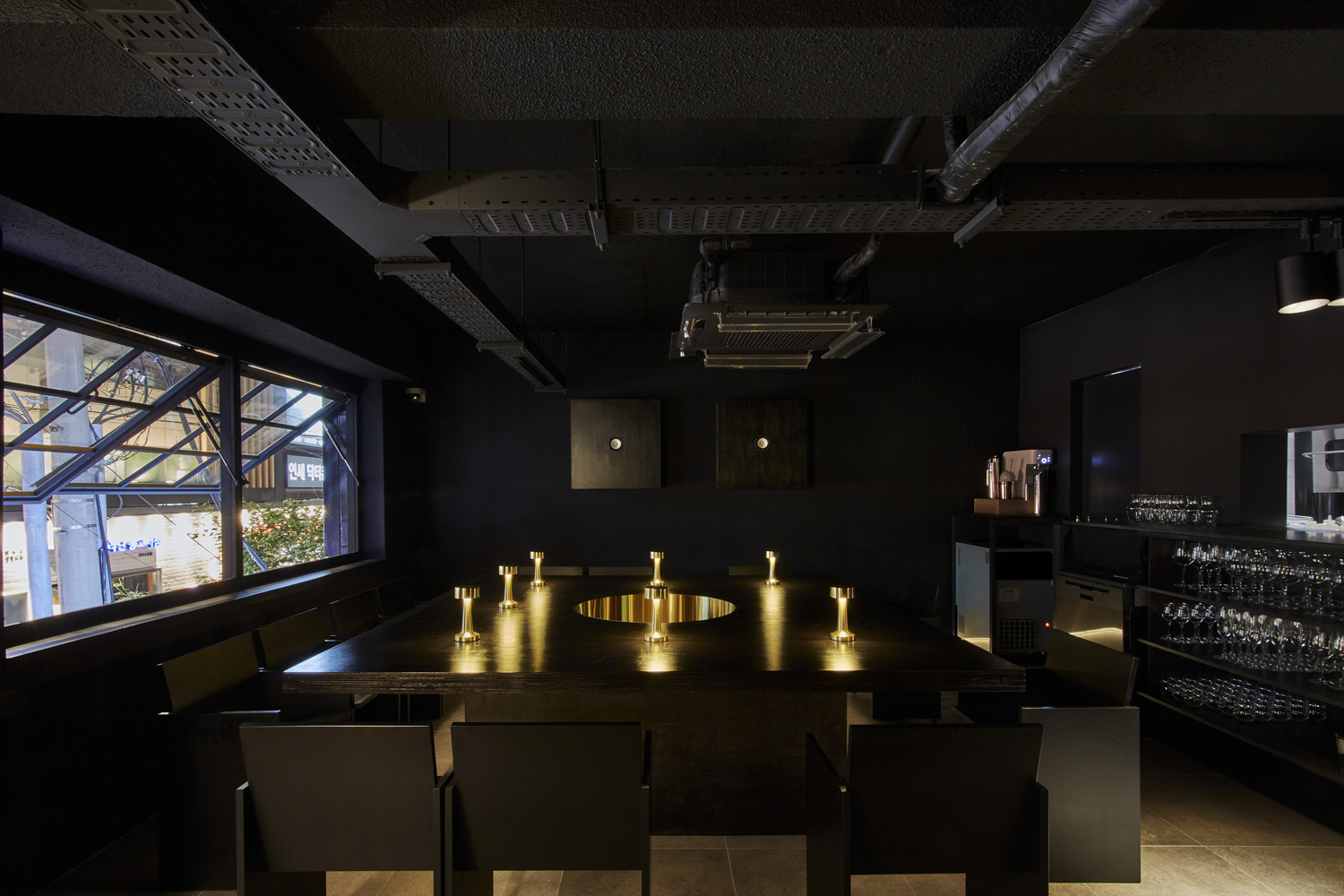 现代高级 26 平酒庄设计，演绎黑白色调的魅力-3