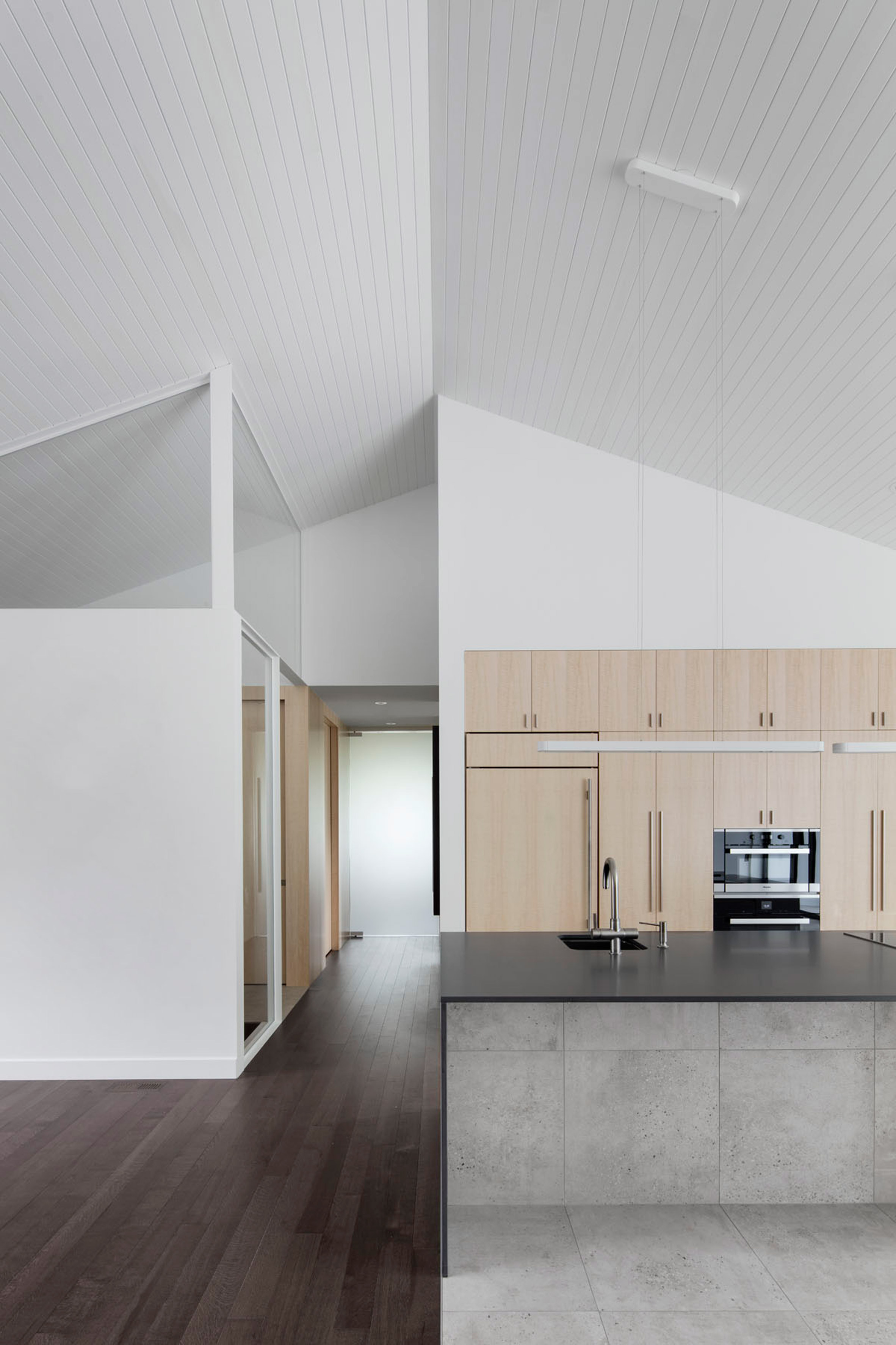 Naturehumaine renovates mid-century Prairie House with minimal interiors-14