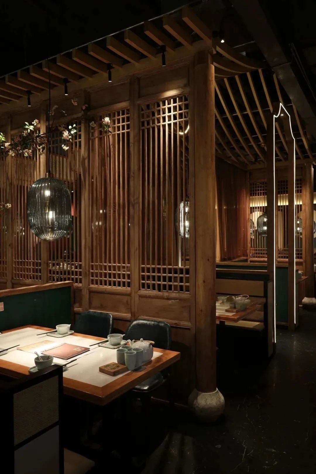 南京锦绣新中式餐厅 | 园林借景与中式色彩的完美融合-18