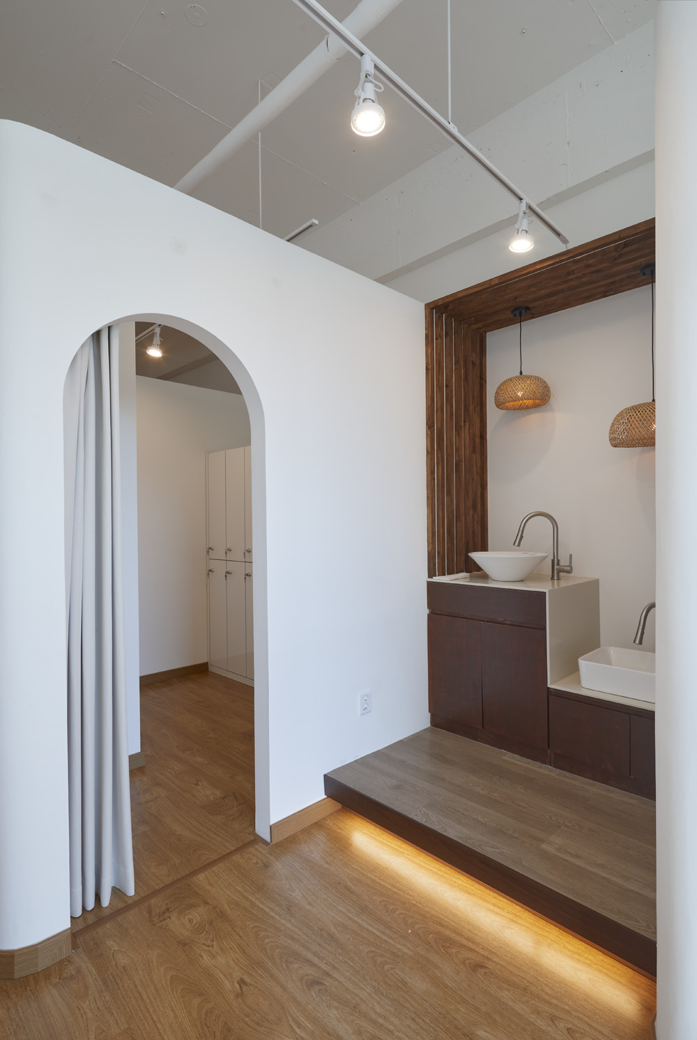 白色与木质的碰撞 | 50 平米瑜伽空间的极简设计-20