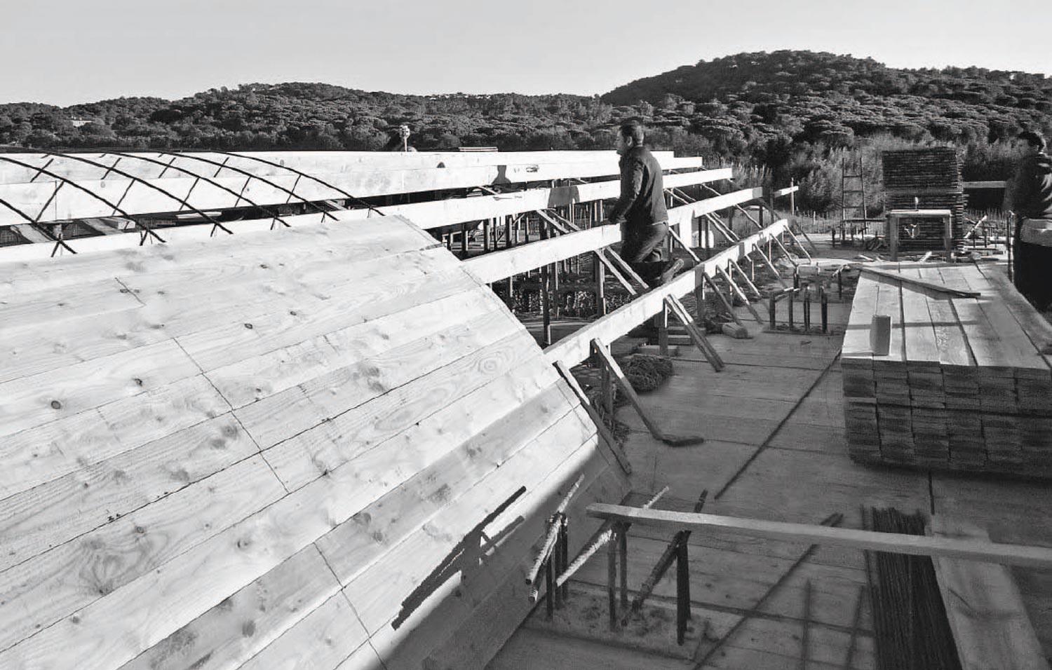 地缘酒庄 | 融入土地的工业风酒窖设计-27