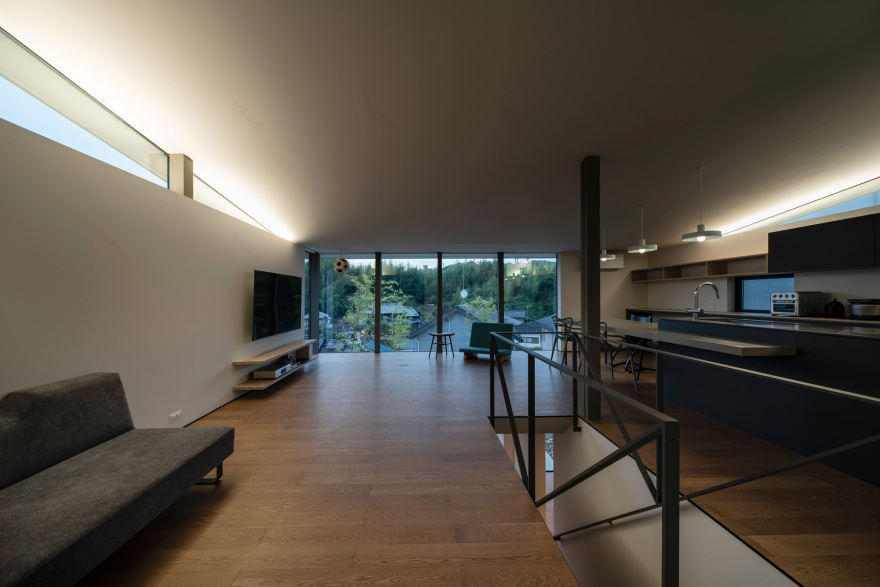 山形坡地上的雅致居所——山本洋平设计的三功能屋顶-18