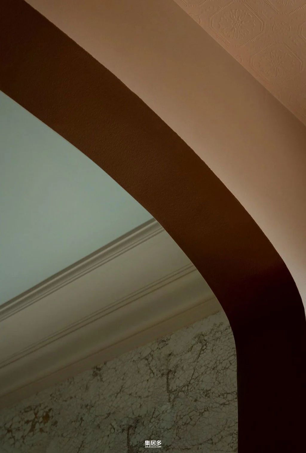 用原创设计师家具和时尚壁纸重新装饰的犹他州老房子-6