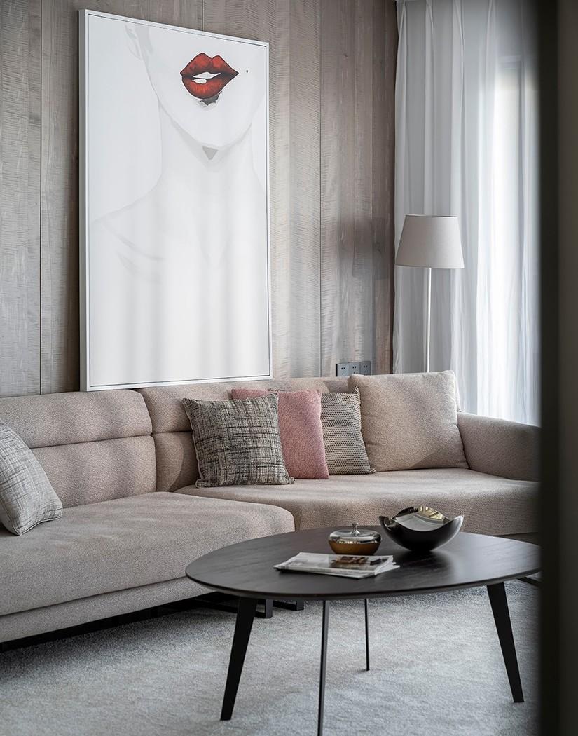 灰色调温馨别墅,午后光影下的和谐空间-0