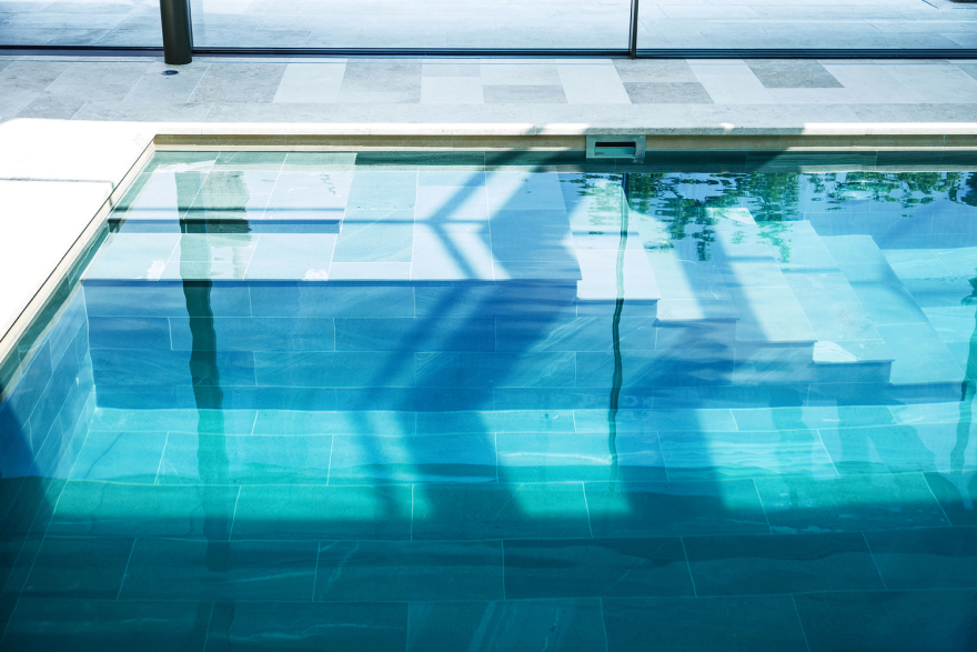 英国萨里山边缘的生态泳池屋-40