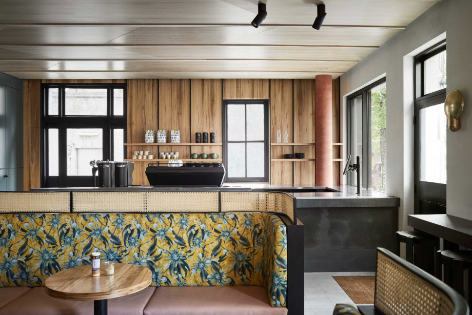 金色的;金黄色的;金的;金制的-141