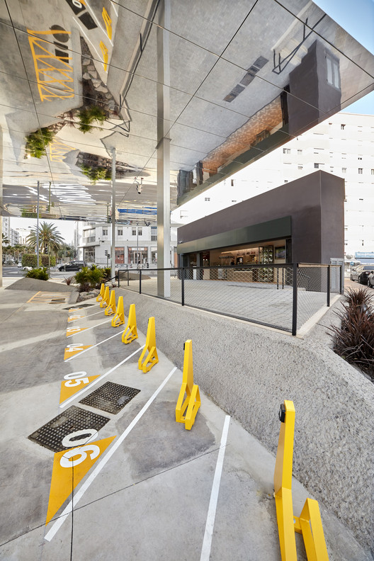 光影交织的电动汽车充电站-14